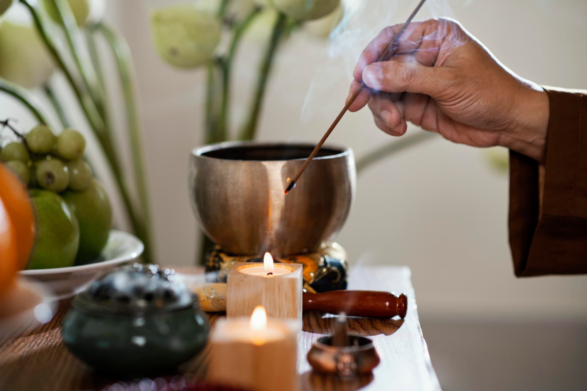 Ritual con incienso y cuenco tibetano