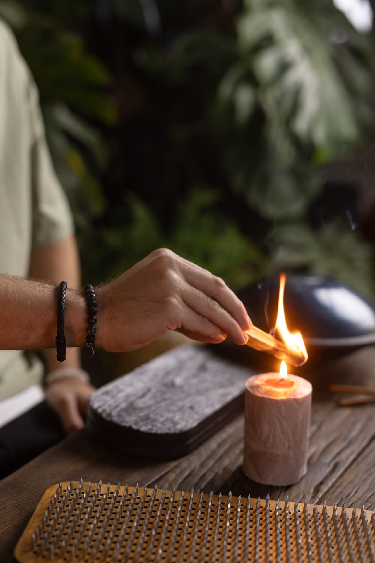 Manos encendiendo una vela durante una práctica meditativa