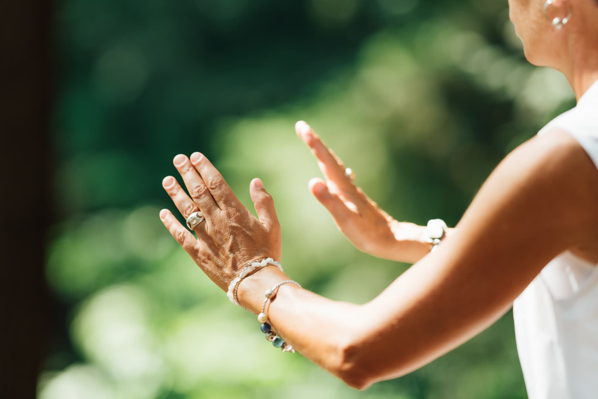 Mujer practicando movimiento consciente al aire libre